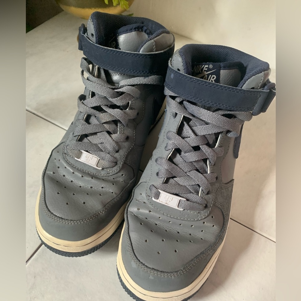 Niki Air Force 1 tennis shoes.size 7 Y